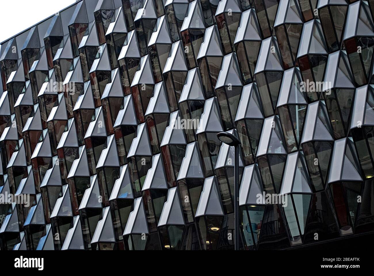 Black Glass Geometrische Fassade Elevation Windows ragt hervor 187-195 Oxford Street, London W1C von Future Systems Stockfoto