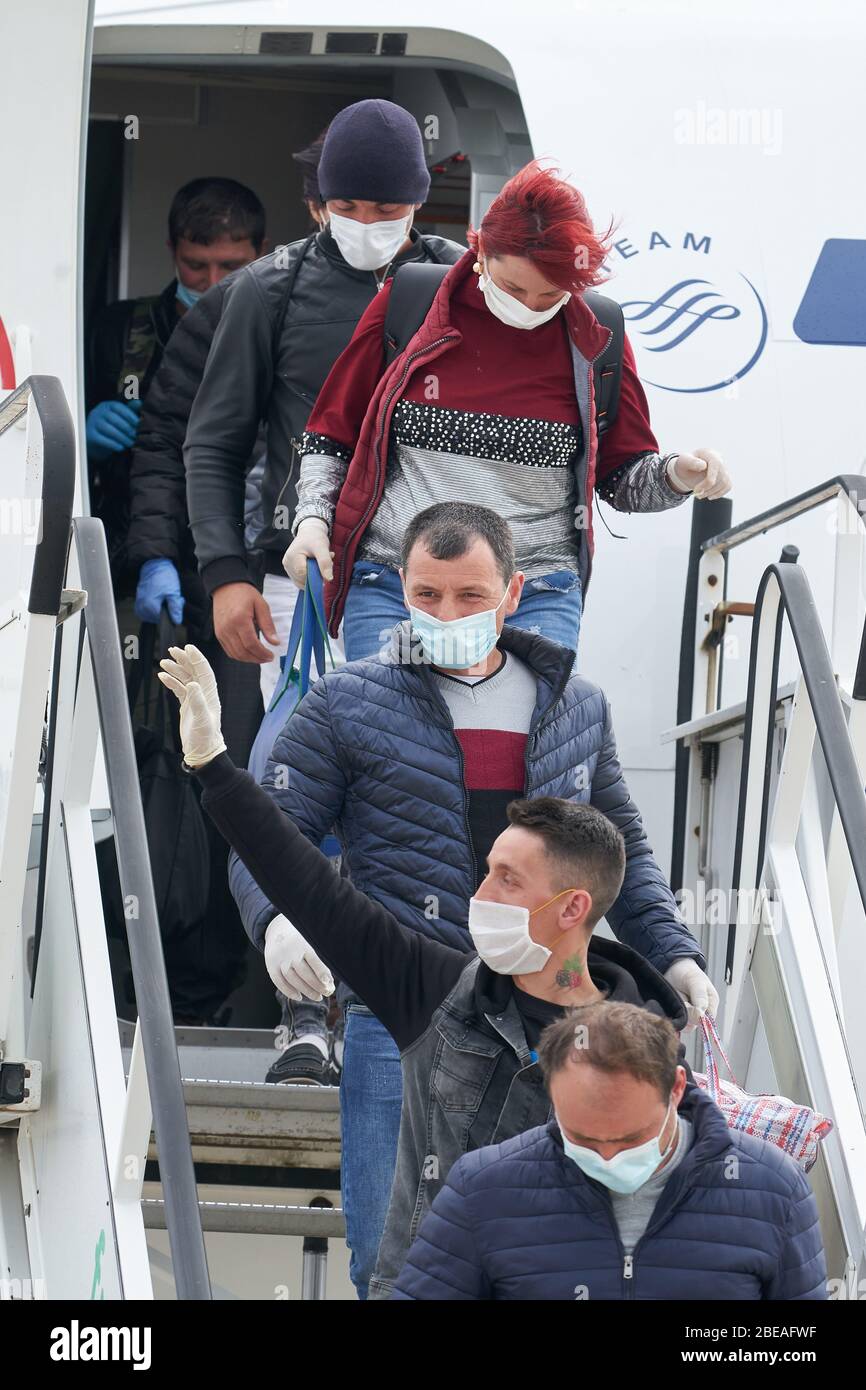 Hahn, Deutschland. April 2020. 13. April 2020, Rheinland-Pfalz, Hahn: Rund 160 rumänische Erntearbeiter steigen am Flughafen Hahn aus einem Flugzeug der Fluggesellschaft Tarom auf. Wegen der Coronavirus-Pandemie war lange unklar, ob Arbeitnehmer aus Osteuropa rechtzeitig in das Land einreisen dürfen. Foto: Thomas Frey/dpa Quelle: dpa picture Alliance/Alamy Live News Stockfoto