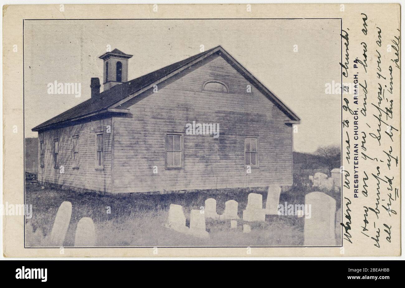 "English: Presbyterian Kirche in Armagh, Pennsylvania von einer Postkarte aus der Zeit vor 1923 Von RG 428, Postcard Collection, Presbyterian Historical Society, Philadelphia, Pennsylvania. Die Armagh Presbyterian Church wurde in den Jahren 1835-6 erbaut, mit Wurzeln, die bis ins Jahr 1786 zurückgehen, mit einer Holzkirche, die im Jahr um das Jahr um das Jahr um das Jahr um das Jahr um das Jahr im Jahre 1835-6 erbaut wurde Sie wurde 1963 zur Armagh-Seward Presbyterian Church etwa 3,5 South in Seward, PA, fusioniert. Der Friedhof bleibt in Armagh entlang der Route 56. News Story - die Armagh-Seward Presbyterian Church beobachtet den 50. Jahrestag der Fusion. Dieses Gebäude wurde 2004 zerstört, nachdem es von einem Lastwagen getroffen wurde.; vor 1923 da Stockfoto