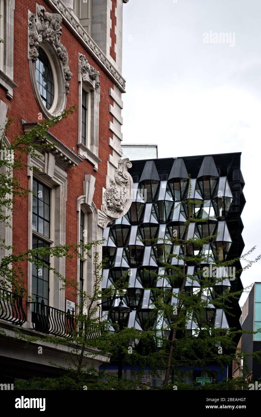 Black Glass Geometrische Fassade Elevation Windows ragt hervor 187-195 Oxford Street, London W1C von Future Systems Stockfoto