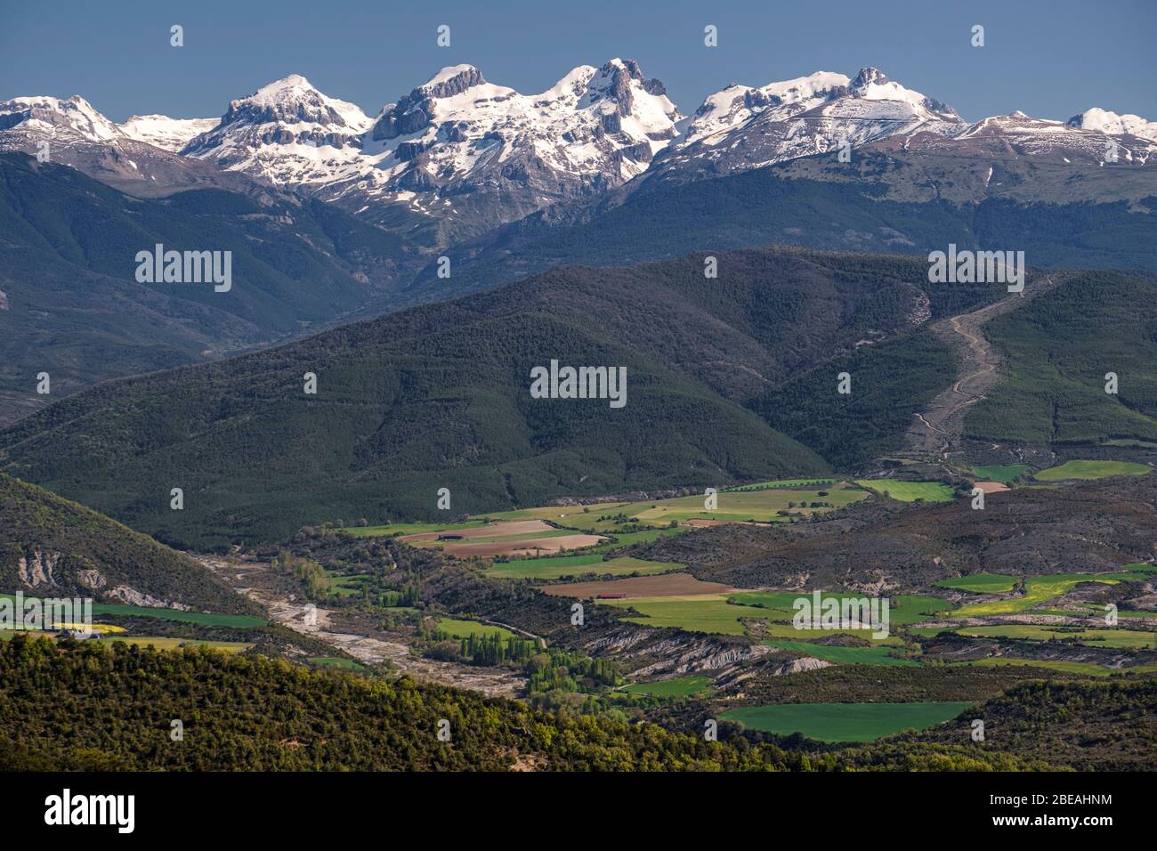 Panoramablick auf das Aisa-Tal. Pyrenäen, Huesca, Aragón, Spanien Stockfoto