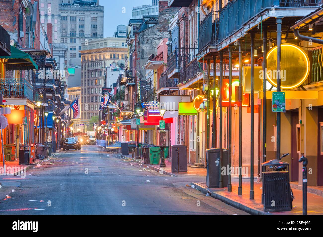 Bourbon Street, New Orleans, Louisiana, USA Stadtbild von Bars und Restaurants in der Dämmerung. Stockfoto