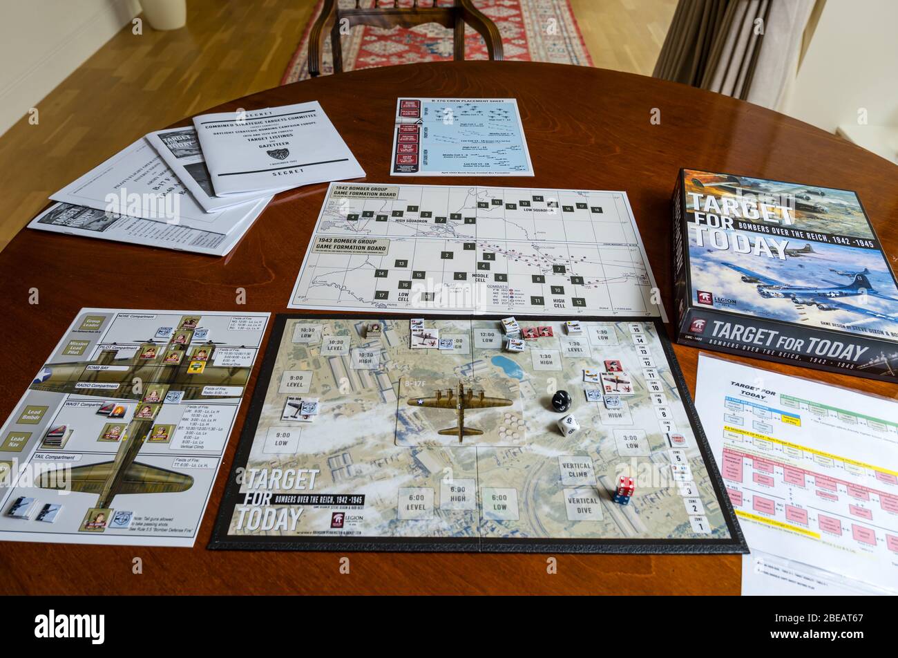 Ein Spieler Solitaire Krieg Brettspiel namens Target for Today auf Esstisch  in Hause, Großbritannien Stockfotografie - Alamy