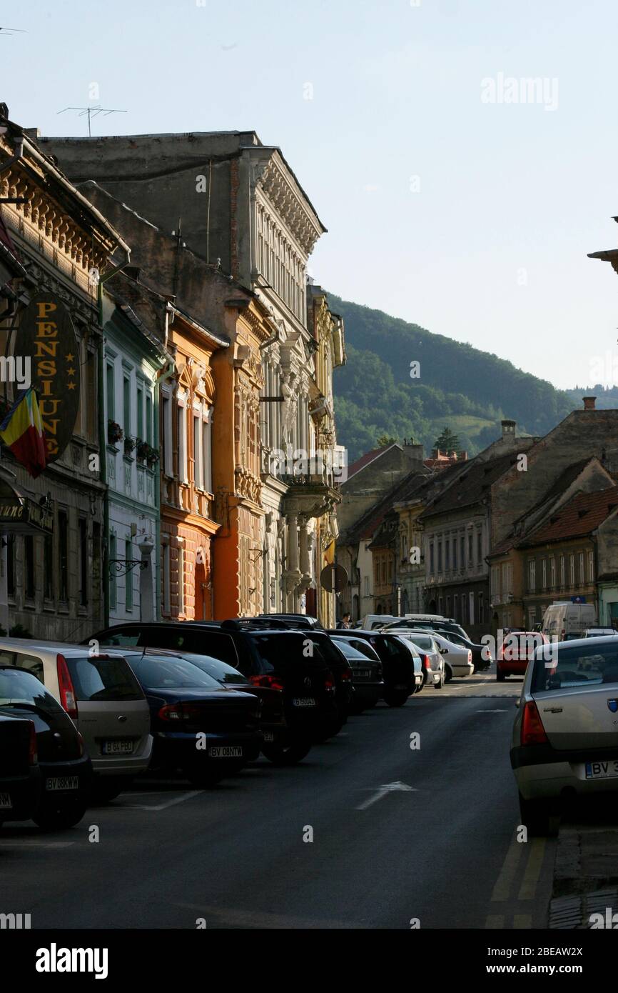 Historische Gebäude entlang der Straße in der Stadt Brasov, Rumänien ausgerichtet Stockfoto