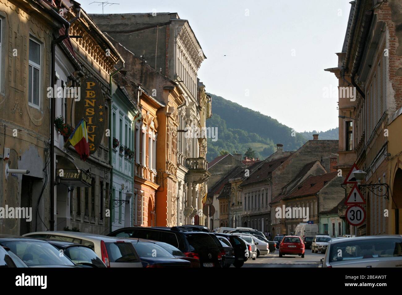 Historische Gebäude entlang der Straße in der Stadt Brasov, Rumänien ausgerichtet Stockfoto