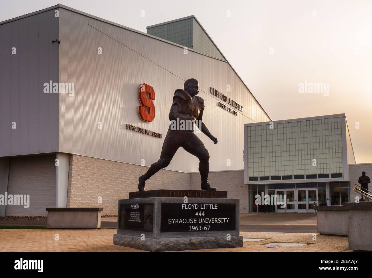 Syracuse, New York, USA. 12. April 2020. Floyd kleine Statue vor dem Clifford J. Ensley Athletic Center in Syracuse, New York Stockfoto