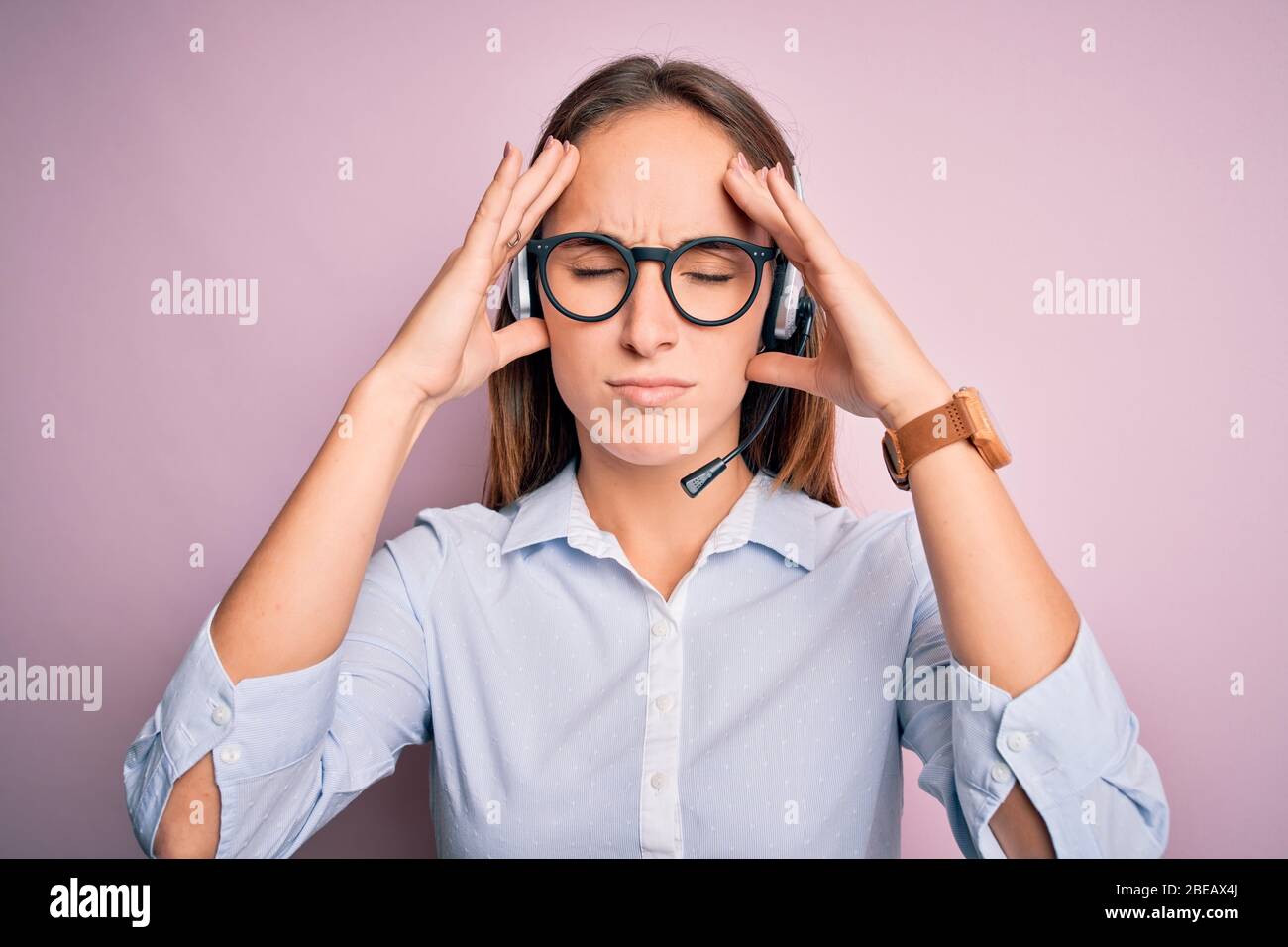 Junge schöne Call-Center-Agent Frau trägt Brille mit Headset arbeiten unter  Kopfschmerzen verzweifelt und gestresst, weil Schmerzen und Migräne  Stockfotografie - Alamy