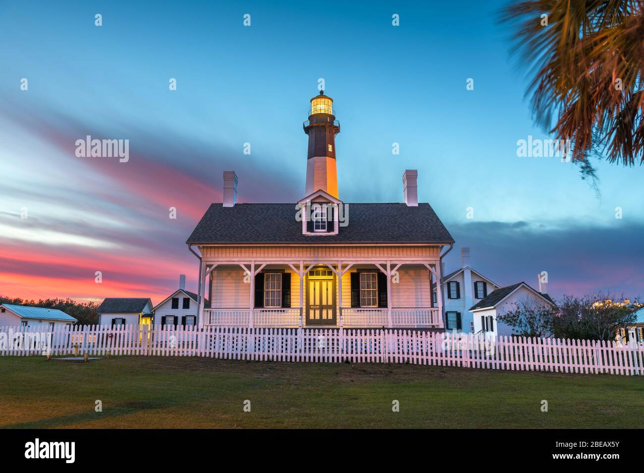 Tybee Island, Georgia, USA am Leuchtturm in der Dämmerung. Stockfoto