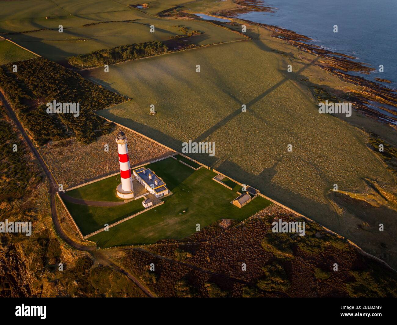 Frühmorgendliches Licht über dem Tarbat Ness Leuchtturm mit einer Drohne Stockfoto