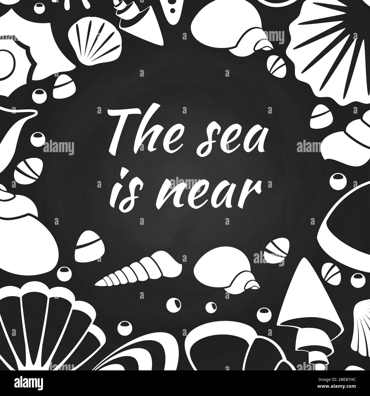 Seashells Kreidetafel Poster Design - Meer ist in der Nähe mit Muscheln Silhouetten. Vektorgrafik Stock Vektor