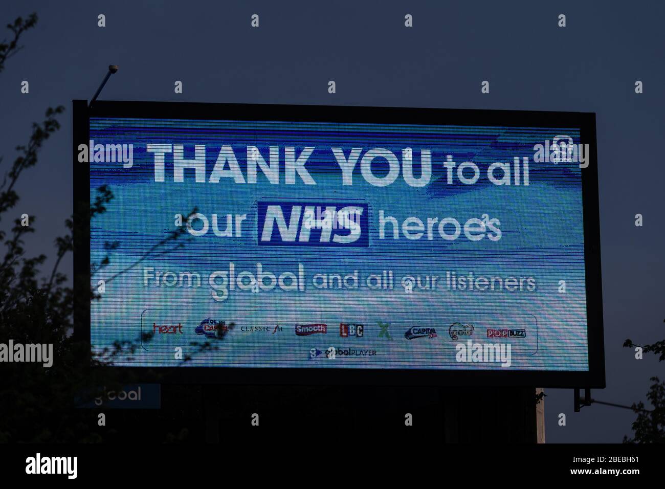 Neon oder LED-Schild am Straßenrand sagen Danke an NHS Helden während der Coronavirus Ausbruch UK Stockfoto