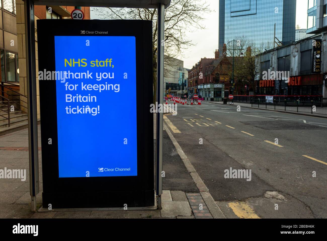 Neon oder LED-Schild am Straßenrand sagen Danke an NHS Helden während der Coronavirus Ausbruch UK Stockfoto