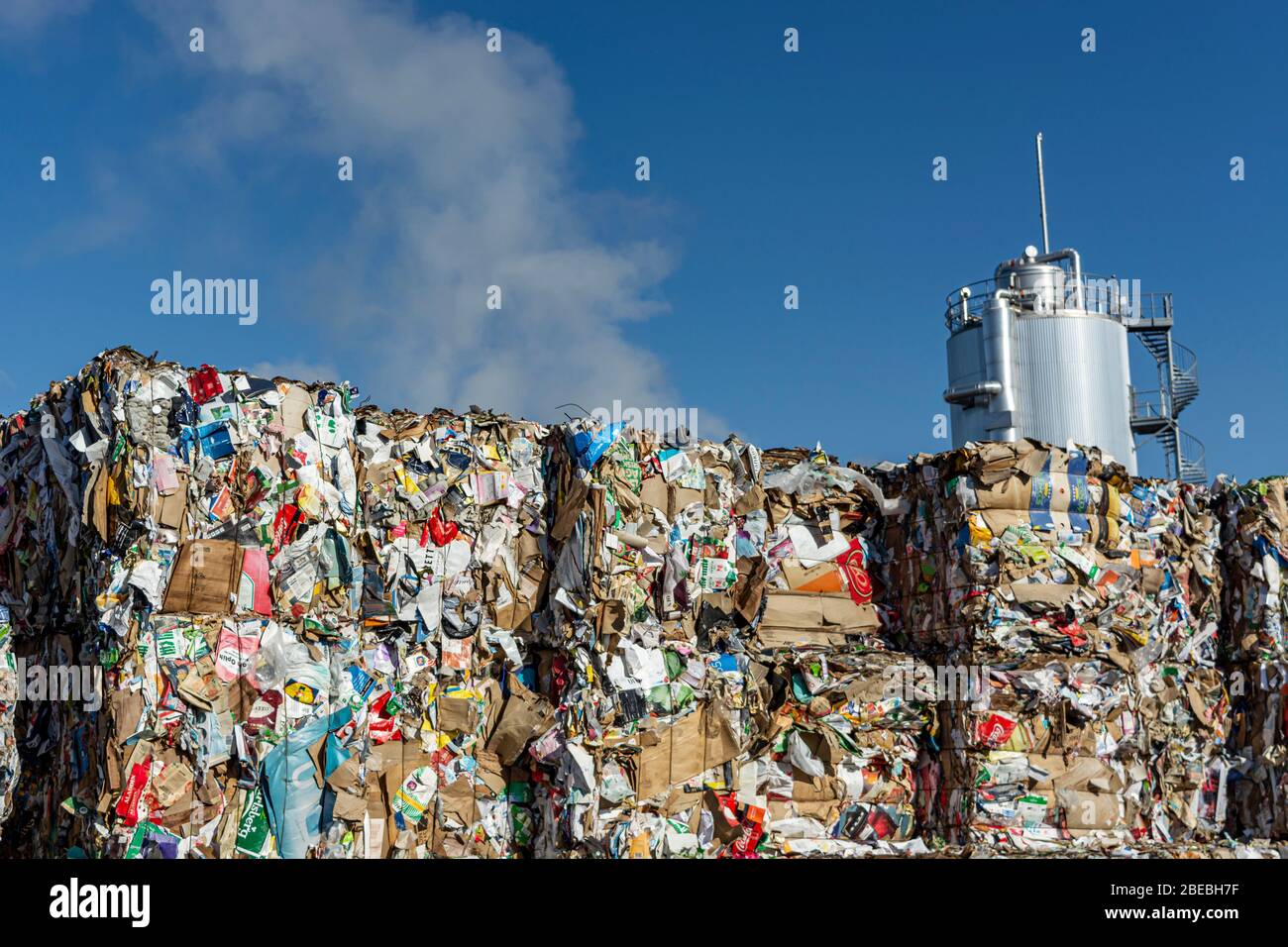 Schweden, Orebro, 24.02.2020: Papiermüll in der Recyclinganlage, große quadratische Papierballen. Papierrecycling. Papierfabrik Stockfoto