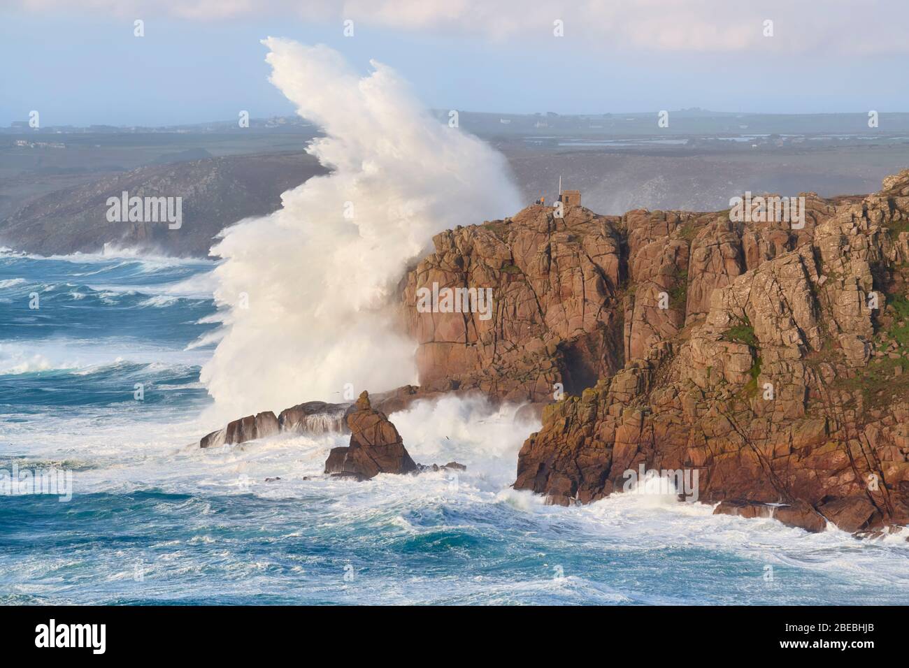 Riesige Wellen, die durch Sturm erzeugt werden Ciara zerschlagen in die Klippen in der Nähe von Sennen Cove, Land's End, Cornwall Stockfoto