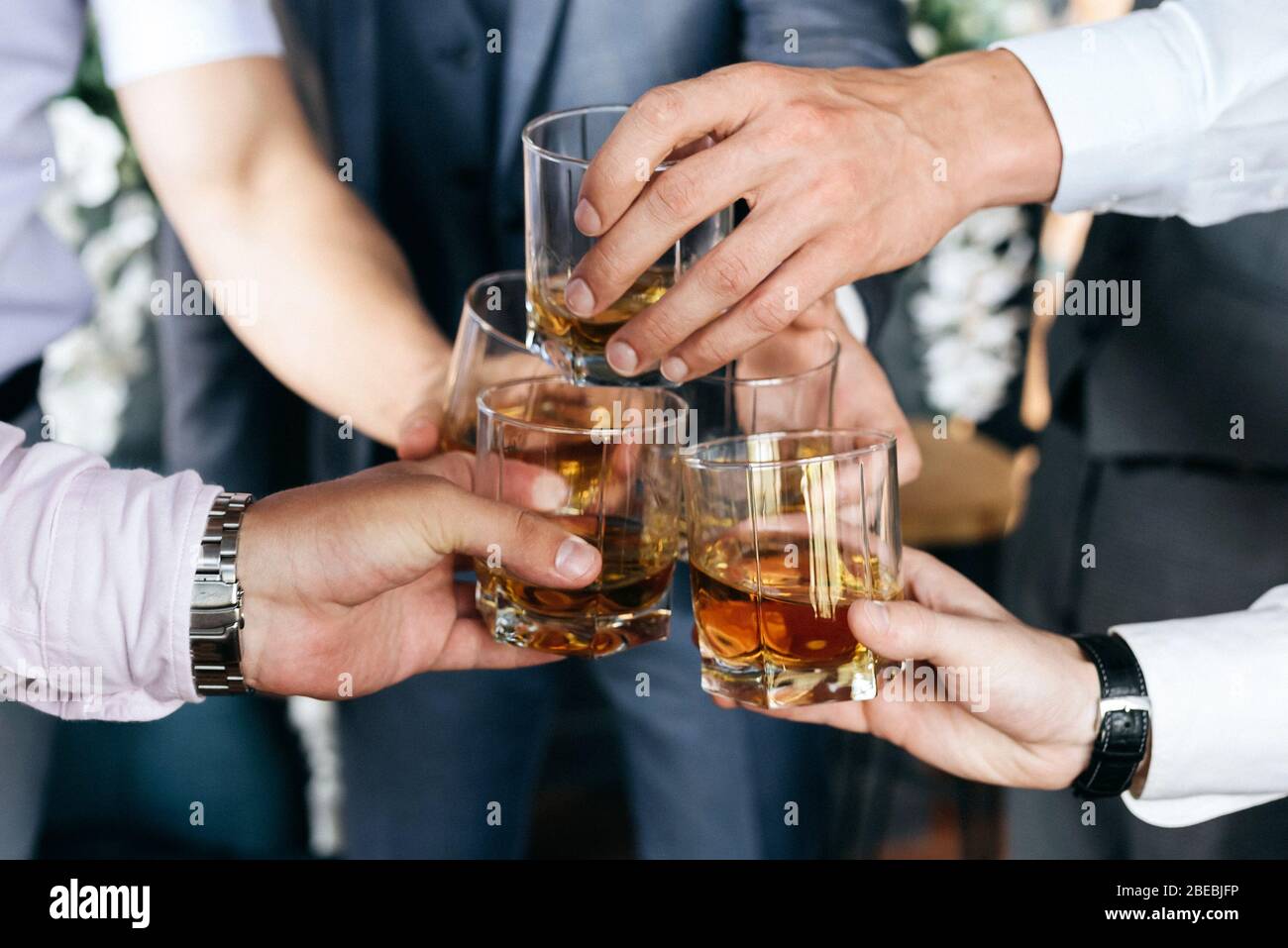 Cropped Ansicht von Gruppe von Freunden Jungs mit Gläsern Whiskey. Konzept Party, Junggesellenabschied Stockfoto