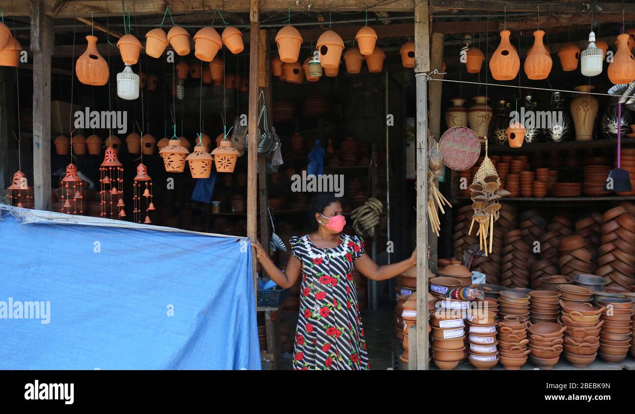 31. März 2020, Colombo, COLOMBO, Sri Lanka: Eine Frau verkauft Tontöpfe und Pfannen während der Neujahrsveranstaltung..Singhalesisch das tamilische Neujahr wird während der von der Regierung implementierten Ausgangssperre auf der ganzen Insel markiert, um die Ausbreitung des SARS-CoV-2 Coronavirus zu verlangsamen. (Bild: © Harshana Johanas/SOPA Images via ZUMA Wire) Stockfoto
