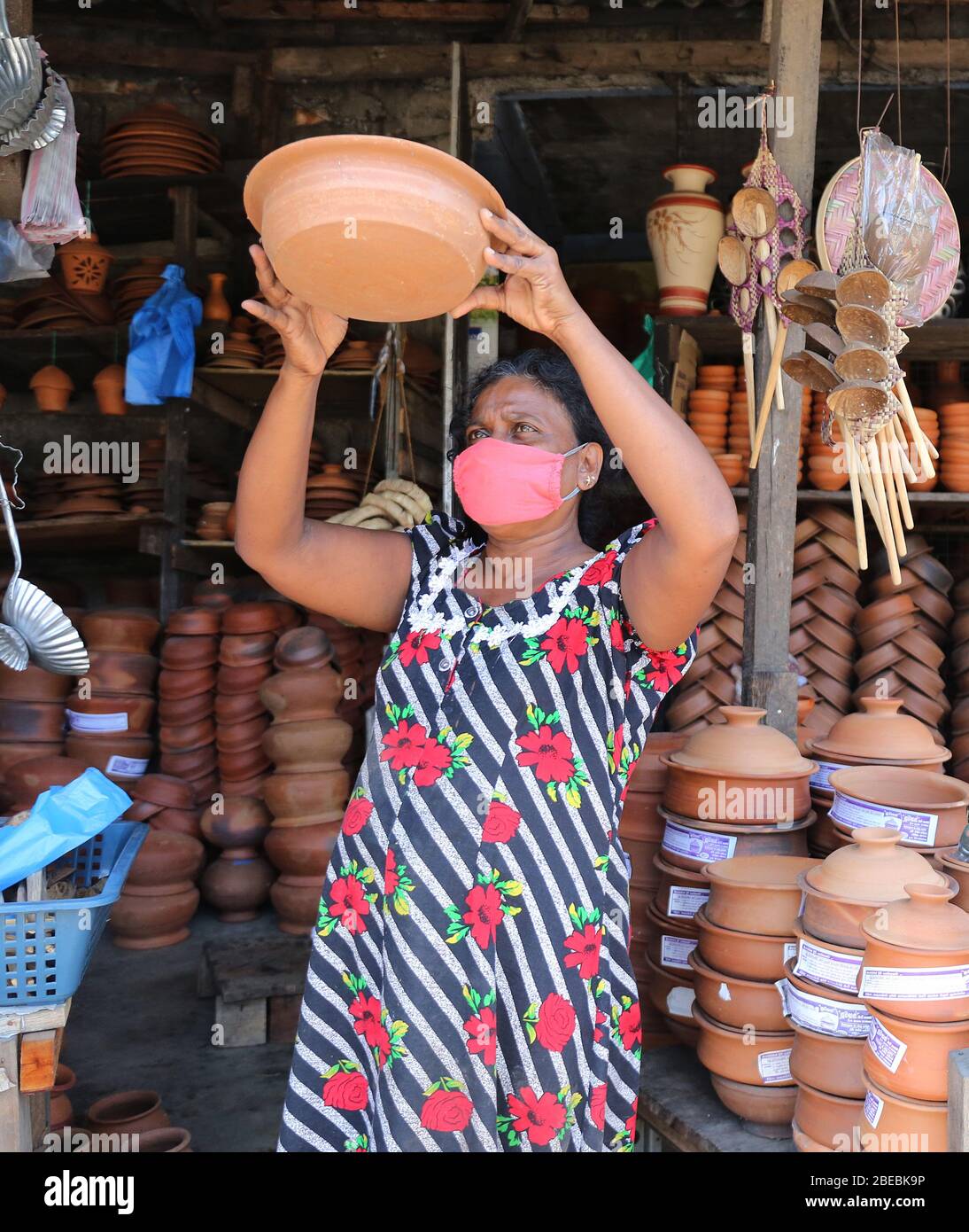 31. März 2020, Colombo, COLOMBO, Sri Lanka: Eine Frau verkauft Tontöpfe und Pfannen während der Neujahrsveranstaltung..Singhalesisch das tamilische Neujahr wird während der von der Regierung implementierten Ausgangssperre auf der ganzen Insel markiert, um die Ausbreitung des SARS-CoV-2 Coronavirus zu verlangsamen. (Bild: © Harshana Johanas/SOPA Images via ZUMA Wire) Stockfoto