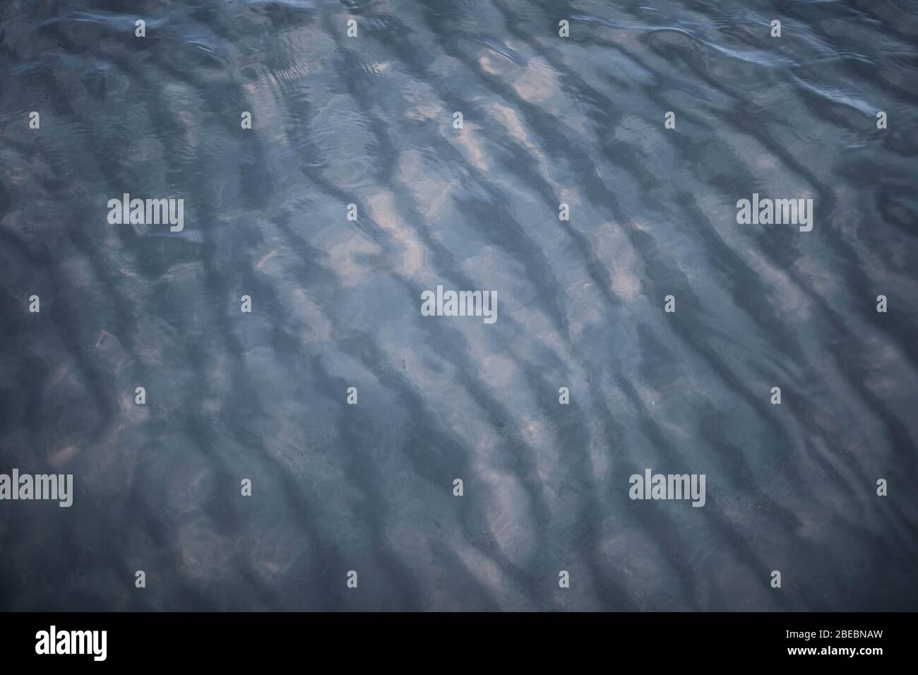 Der Meeresgrund ist blau, die Sonne dringt durch das Wasser. Stockfoto