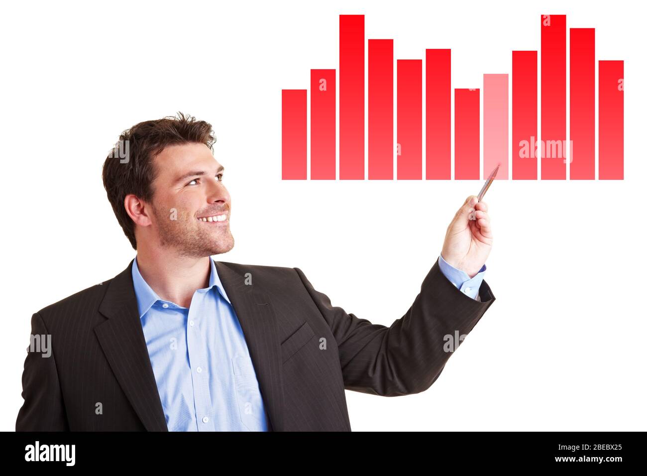 Der Manager hält einen Kugelschreiber und zeigt Statistiken auf einem Touchscreen Stockfoto