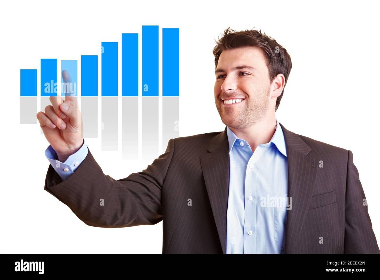 Der Manager zeigt Statistiken mit einem Lächeln auf dem Touchscreen an Stockfoto