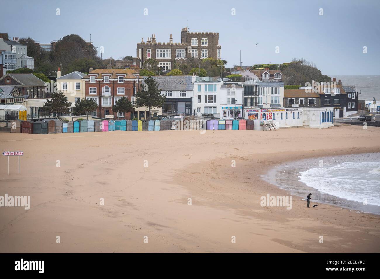 Ein fast leerer Strand von Broadstairs während des sonnigen Osterwochenendes, während Großbritannien weiterhin gesperrt wird, um die Ausbreitung des Coronavirus einzudämmen. PA-Foto. Bilddatum: Montag, 13. April 2020. Siehe PA Geschichte GESUNDHEIT Coronavirus Ostern. Das Foto sollte lauten: Victoria Jones/PA Wire Stockfoto