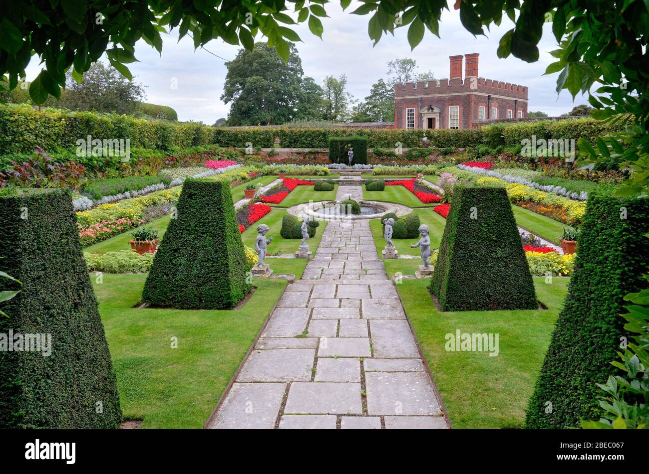 Der versunkene Ziergarten im Gelände des Hampton Court Palace West London England Stockfoto