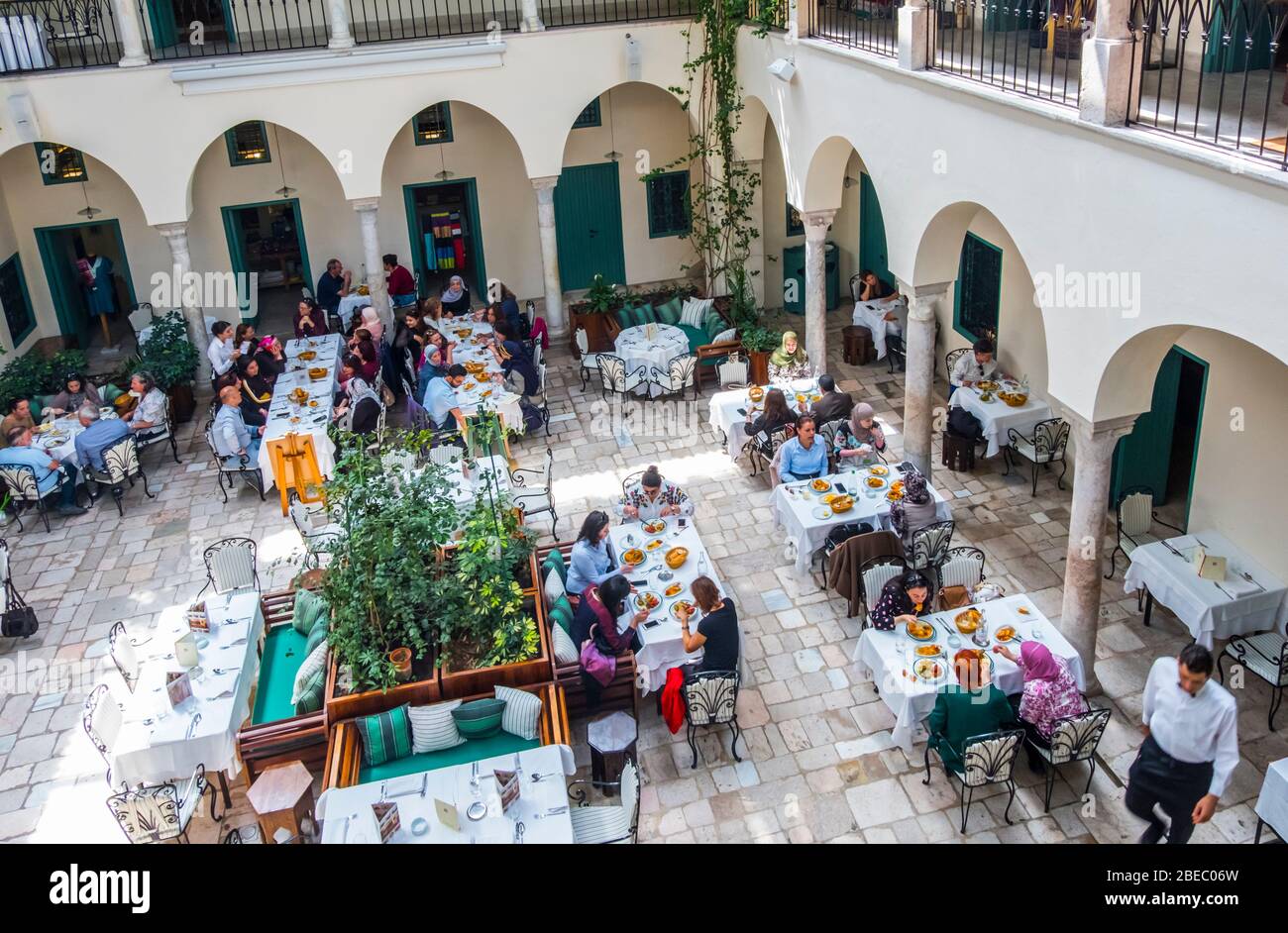 Leute, die in einem Restaurant essen. Stockfoto