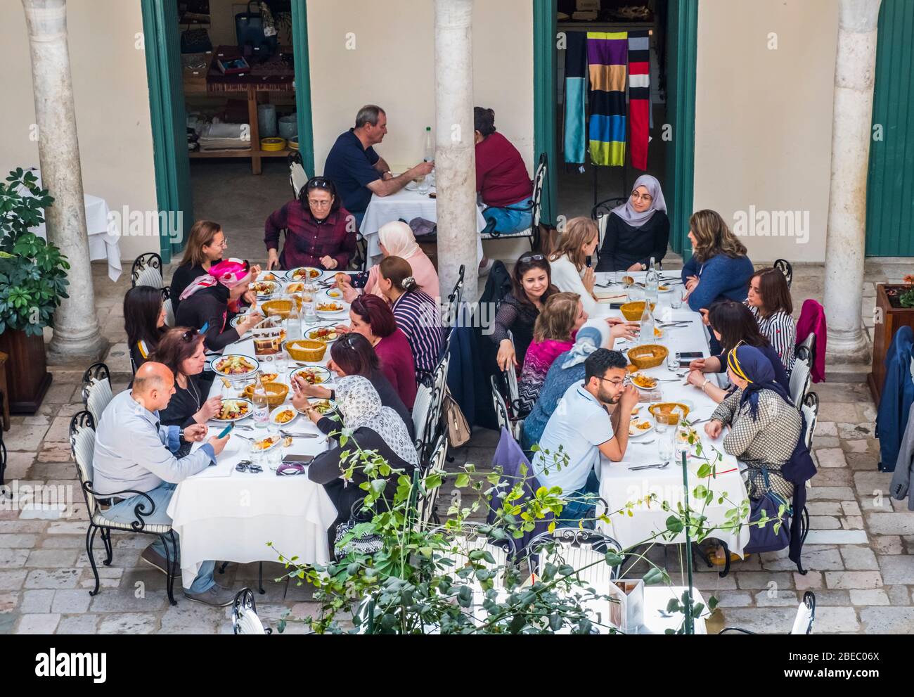 Leute, die in einem Restaurant essen. Stockfoto