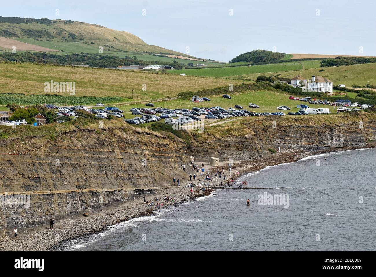 Autos auf den Klippen in Kimmeridge Bay Dorset England UK geparkt Stockfoto