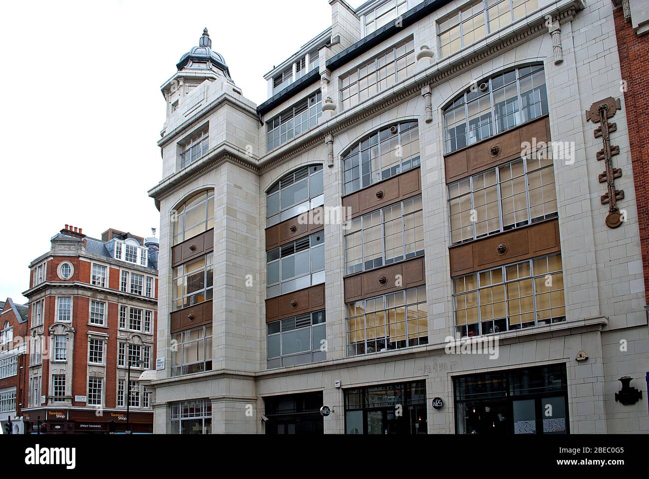 Architektur der 1920er Jahre Steinverkleidung Eckturm Fenster Buchten Gilmoora House, 57-61 Mortimer St, Fitzrovia, London W1W von Constantine & Vernon Stockfoto