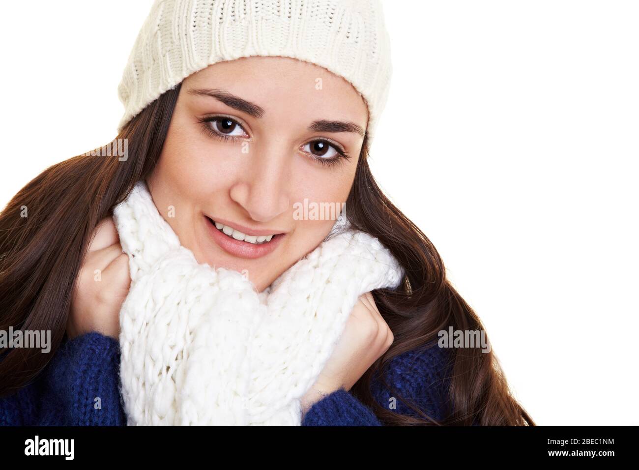 Junge lächelnde Frau mit Schal und Hut im Winter Stockfoto