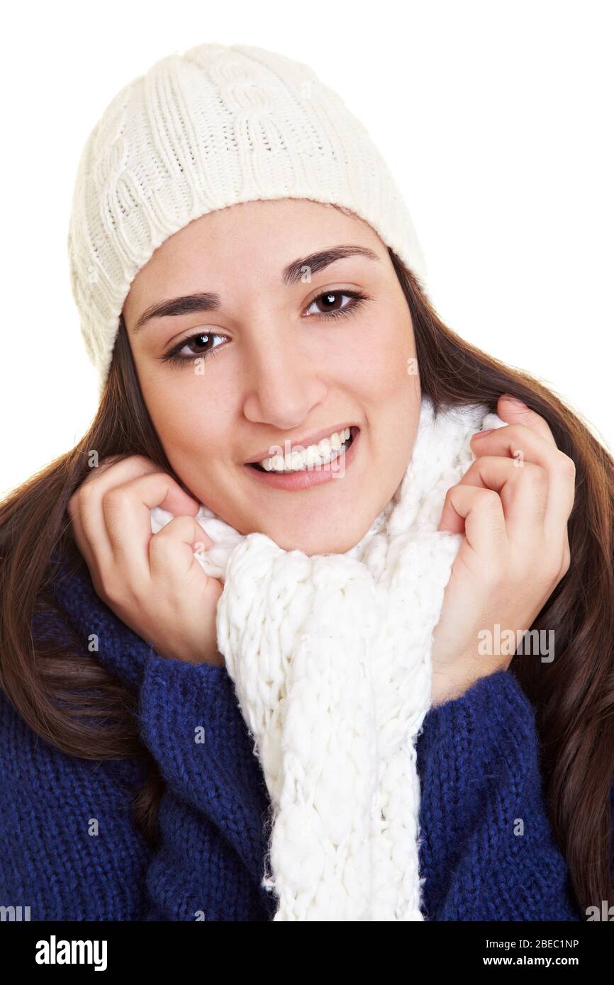 Junge lächelnde Frau mit Schal und Hut im Winter Stockfoto