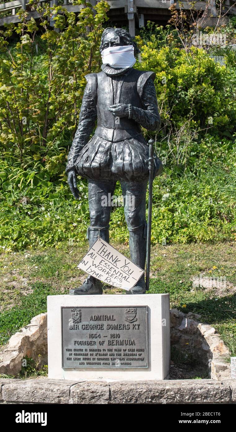 Lyme Regis, Dorset, Großbritannien. April 2020. UK COVID-19: Lyme Regis, Dorset, UK. Eine Statue von Admiral Sir George Somers KT (Gründer von Bemuda) in den Langmore Gardens, Lyme Regis donnerte eine Facemask als Geste der Wertschätzung und Dank an NHS-Mitarbeiter und Schlüsselarbeiter an der Frontlinie des Coronavirus. Kredit: Celia McMahon/Alamy Live News Stockfoto