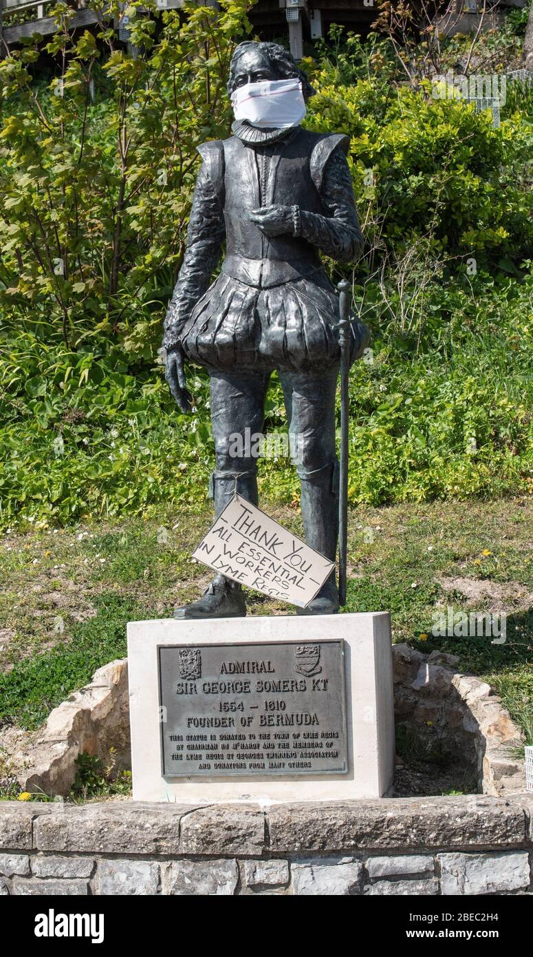 Lyme Regis, Dorset, Großbritannien. April 2020. UK COVID-19: Lyme Regis, Dorset, UK. Eine Statue von Admiral Sir George Somers KT (Gründer von Bemuda) in den Langmore Gardens, Lyme Regis donnerte eine Facemask als Geste der Wertschätzung und Dank an NHS-Mitarbeiter und Schlüsselarbeiter an der Frontlinie des Coronavirus. Kredit: Celia McMahon/Alamy Live News Stockfoto