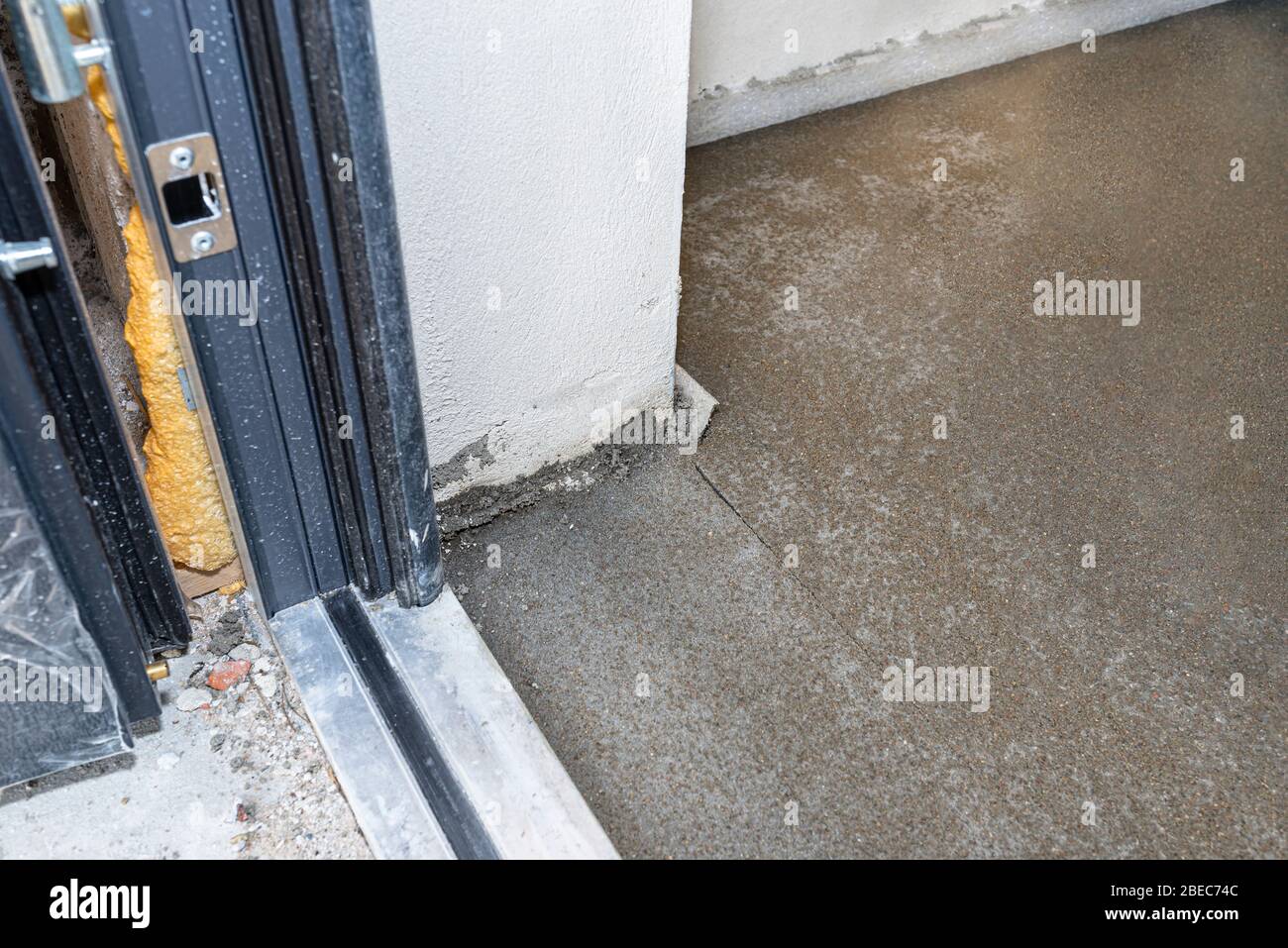 Bodenausdehnungsfuge auf dem neu hergestellten Boden im Haus, um Risse im Boden zu verhindern. Stockfoto