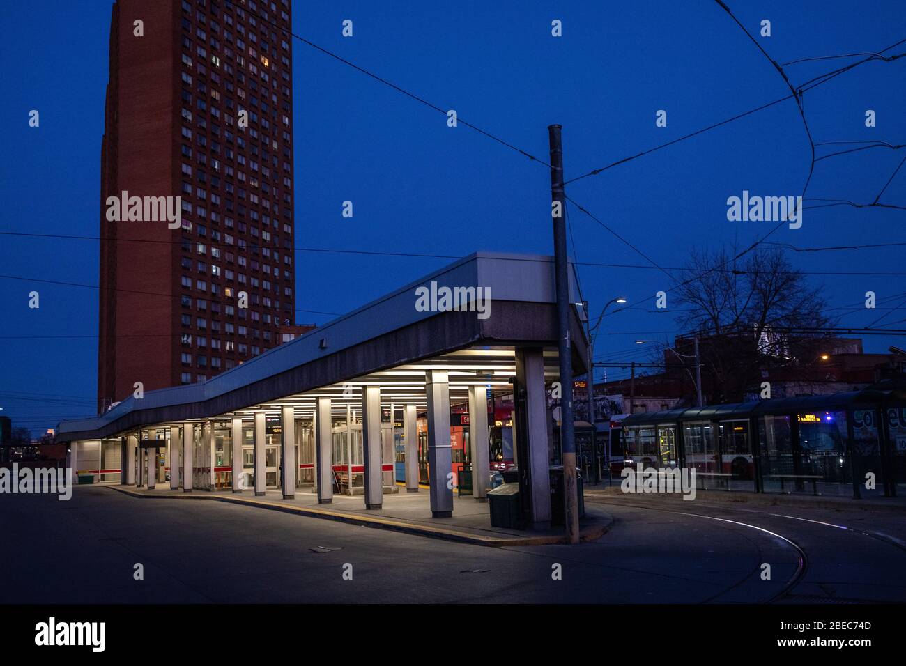 Eine ruhige Dundas West Toronto Transit Station in Toronto, Kanada, 17. März 2020. Inmitten von Sicherheitsmaßnahmen, die darauf ausgerichtet sind, die Ausbreitung des COVID-19-Virus zu verlangsamen, erklärte die Provinz Ontario am 17. März 2020 den Ausnahmezustand. Die neuen Vorschriften werden die Menschen, die in Restaurants gehen, weitgehend einschränken und unter anderem Bars, Fitnessstudios, Kirchen schließen. Stockfoto