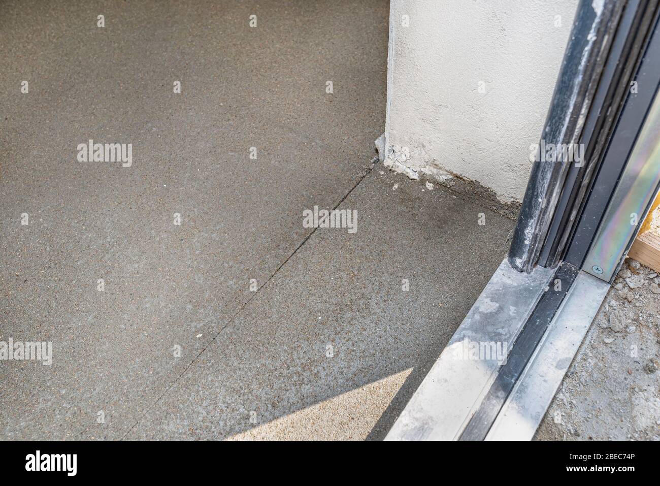 Bodenausdehnungsfuge auf dem neu hergestellten Boden im Haus, um Risse im Boden zu verhindern. Stockfoto