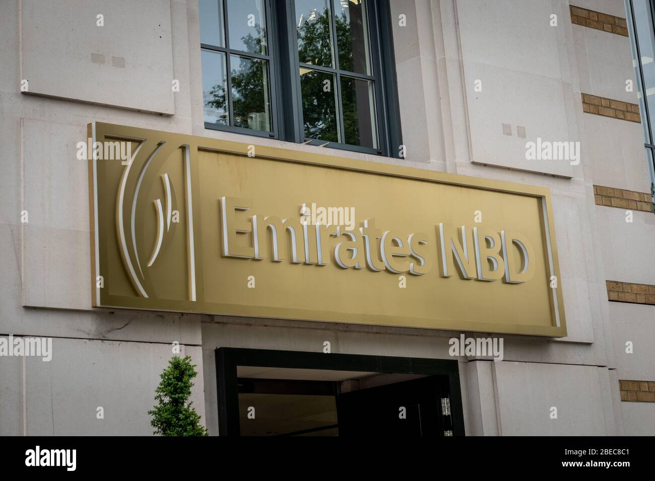 LONDON - MAI 2019: Emirates NBD Bank in Knightsbridge. Eine große multinationale Bankengruppe mit Sitz in den Vereinigten Arabischen Emiraten Stockfoto