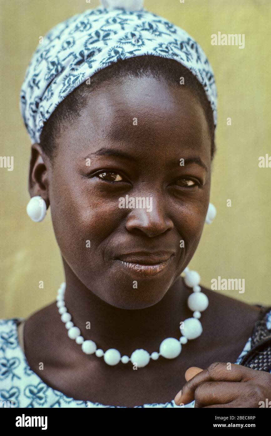 Porträt einer lächelnden jungen Frau aus Guinea-Westafrika 1979 Stockfoto