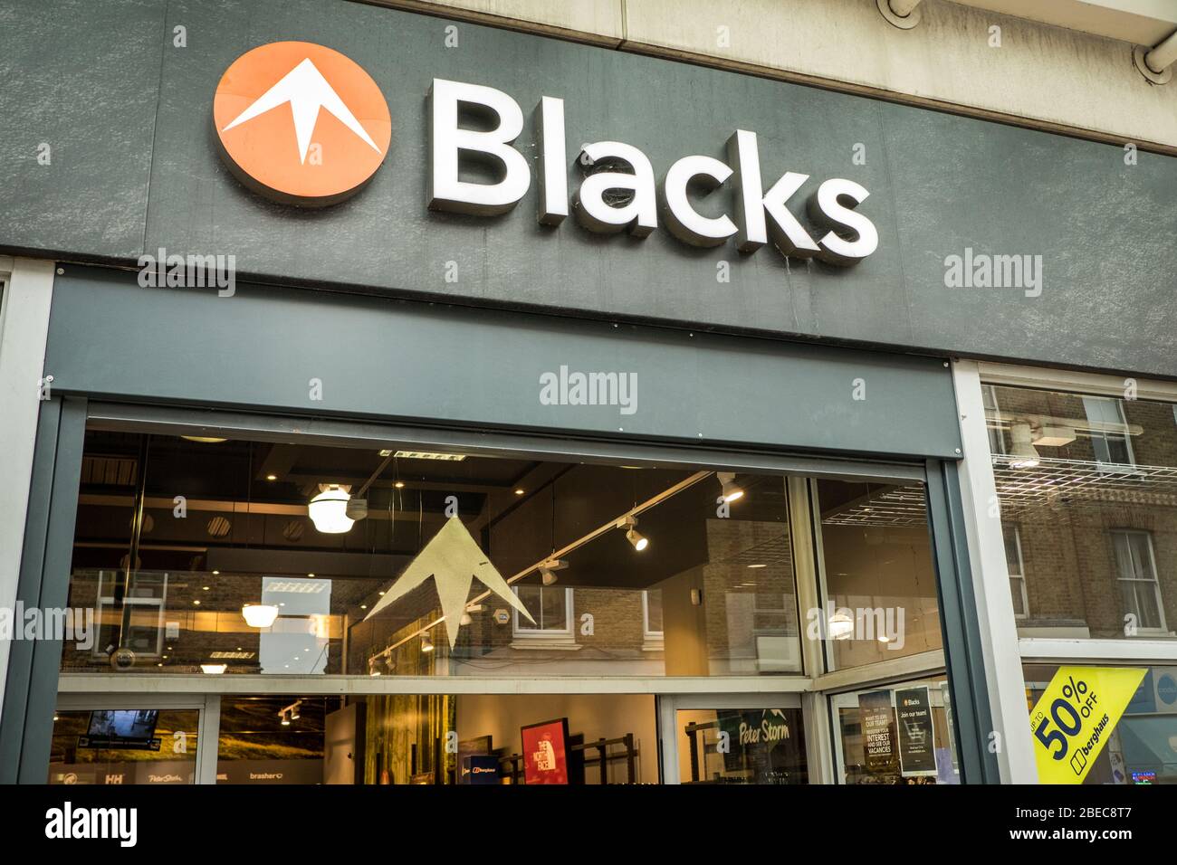 LONDON - MÄRZ 2019: Black Outdoor Retail, ein britischer Outdoor- und Camping-Händler Stockfoto