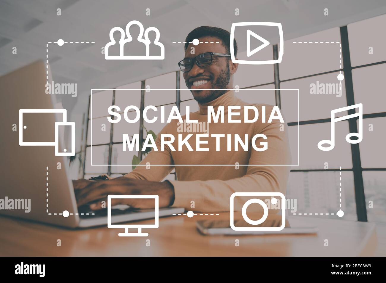 Collage mit afroamerikanischen Manager arbeiten im Open Space Büro und Social Media Marketing Icons Stockfoto