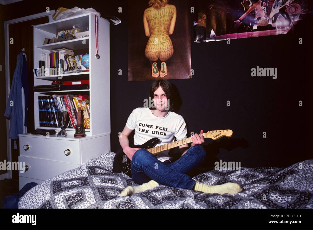 Nigel Short age 16 Schach Wunderkind zukünftigen Schach Großmeister in seinem Schlafzimmer Gitarre spielen 1982 Stockfoto