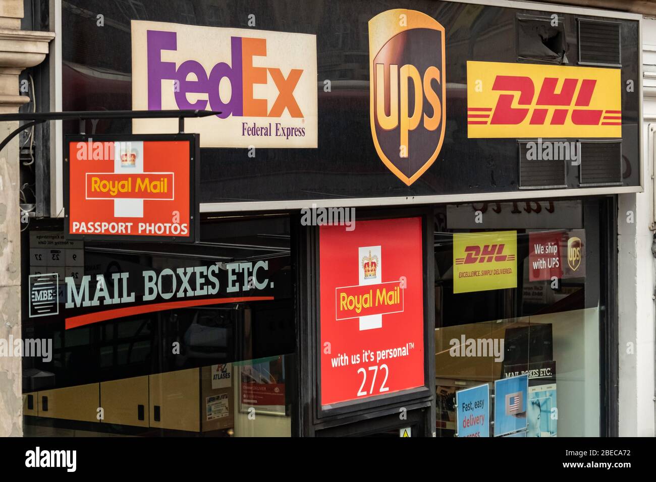 LONDON - JANUAR 2020: Mail Box etc Store, eine Kette von Kurier / Versand-Läden Partnerschaft mit FedEx, UPS, DHL, Royal Mail und mehr. Stockfoto