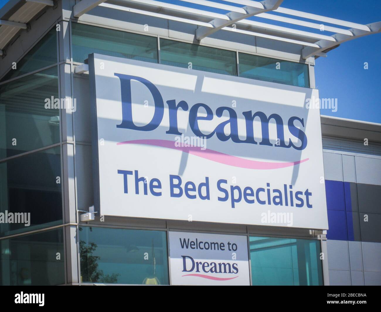 LONDON - AUGUST 2018: Dreams, ein britisches Einzelhandelsunternehmen und Hersteller von Betten und Matratzen. Außen und Beschilderung. Stockfoto