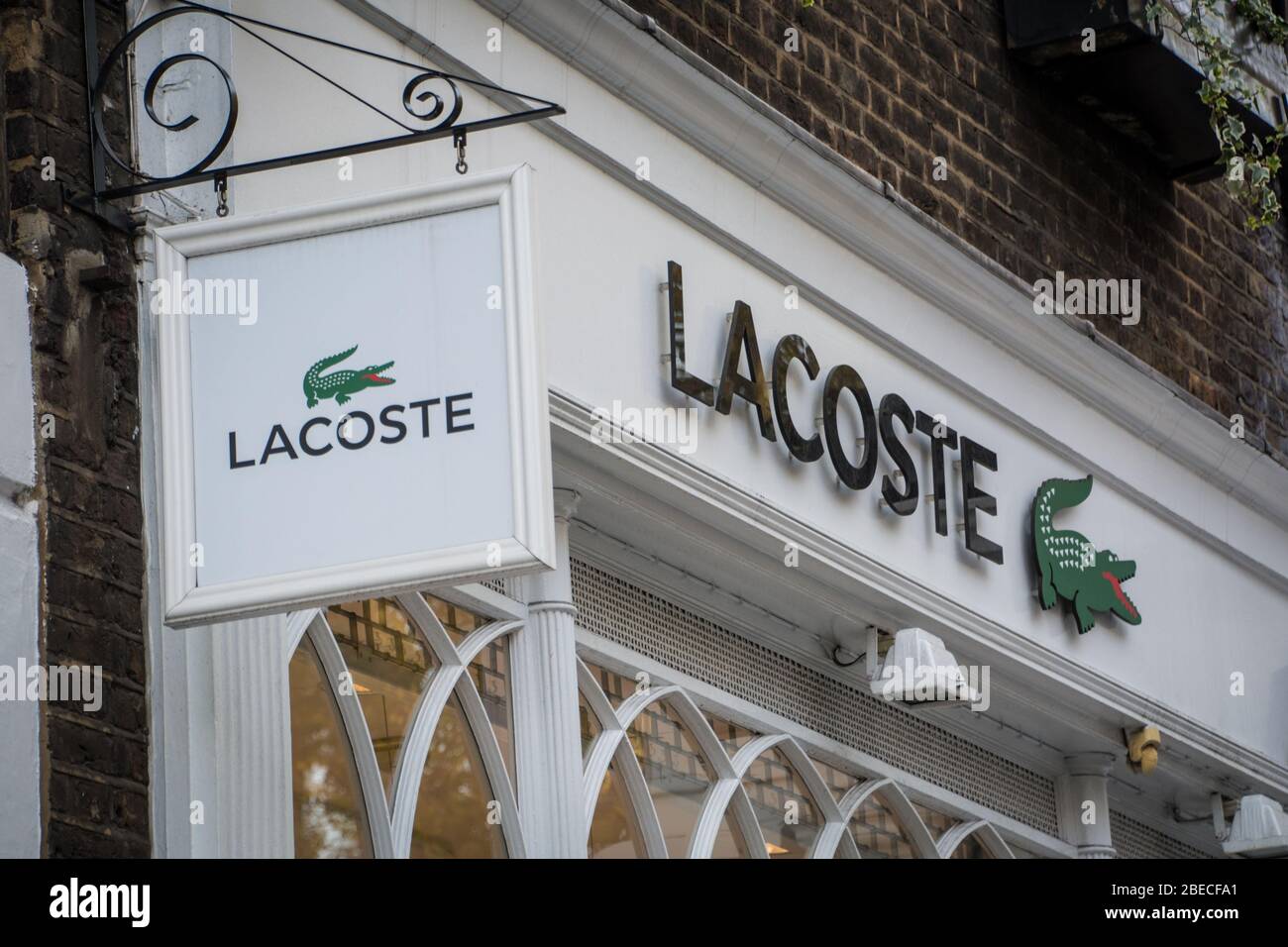 LONDON - NOVEMBER 2018: Lacoste Store Exterior Logo in Londons West End. EIN französisches High Street Fashion Label Stockfoto