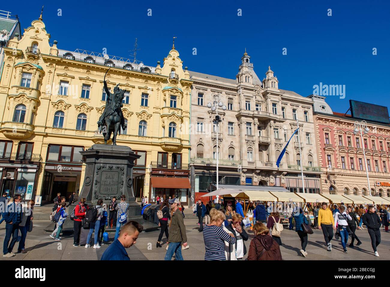Der Markt auf dem Ban Jelačić Platz, dem zentralen Platz der Stadt Zagreb, Kroatien Stockfoto