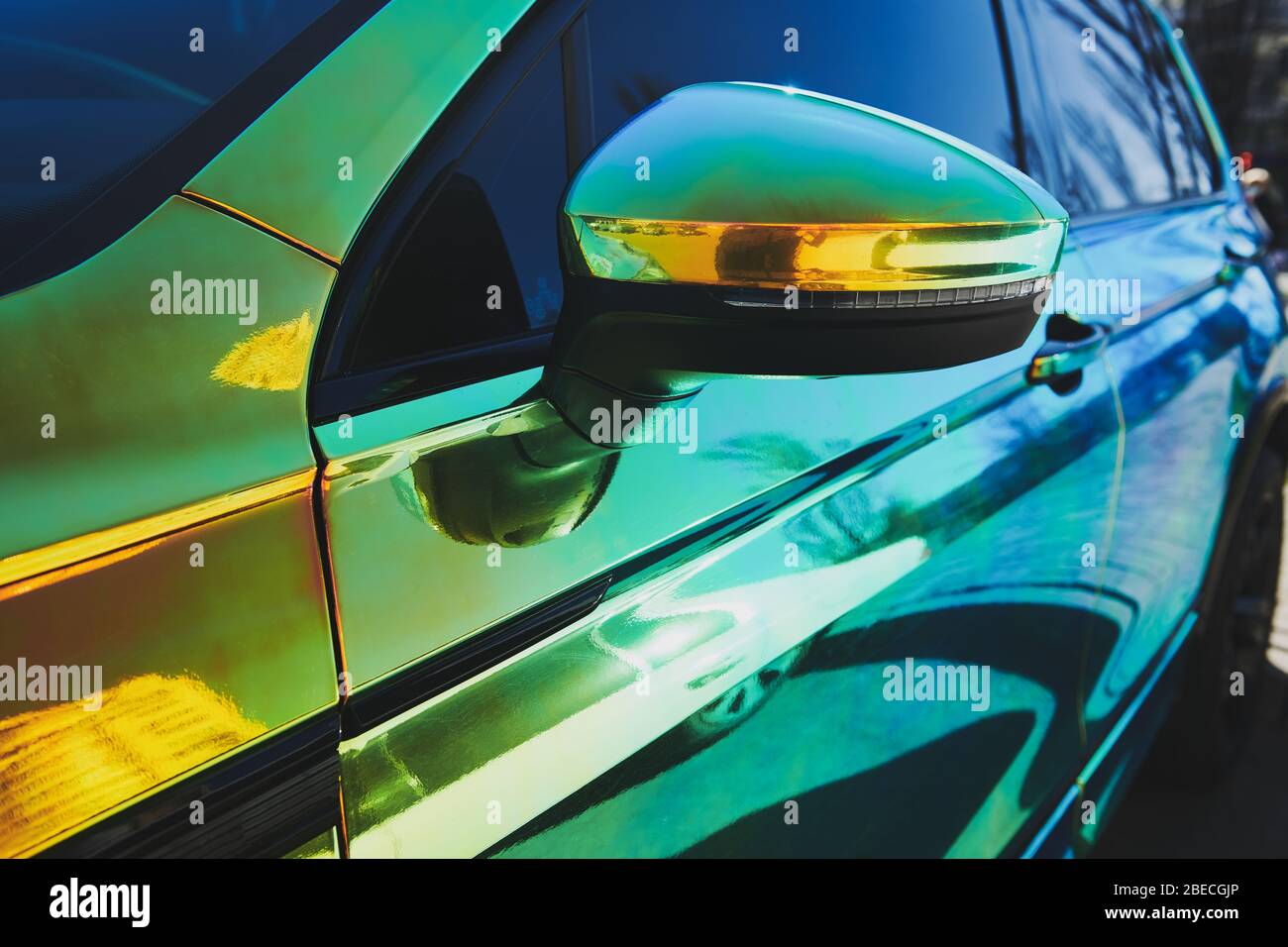 https://c8.alamy.com/compde/2becgjp/chameleon-holographischen-farbe-auto-seitenansicht-fahrertur-und-seitenspiegel-nahaufnahme-autoverpackung-autoausstellung-2becgjp.jpg