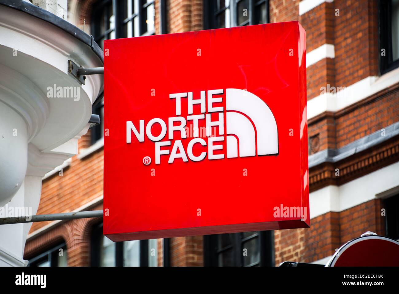 LONDON - MÄRZ 2019: Das Logo des North Face Store Exterior, eine amerikanische Outdoor-Mode- und Ausrüstungsmarke Stockfoto