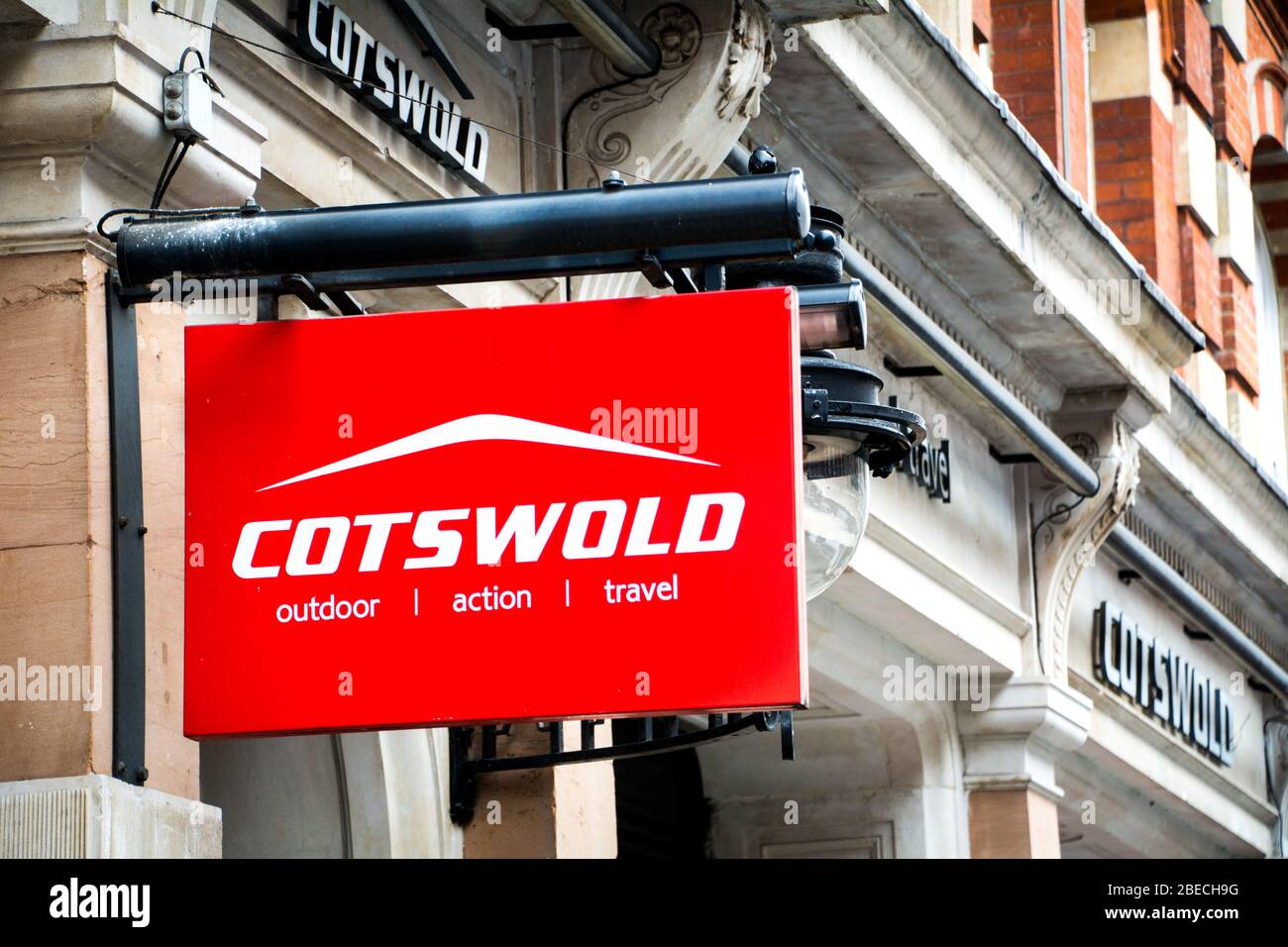 LONDON - MÄRZ 2019: Cotswold Store Exterior Signage, eine große britische Outdoor-Mode und Ausrüstung Marke Stockfoto