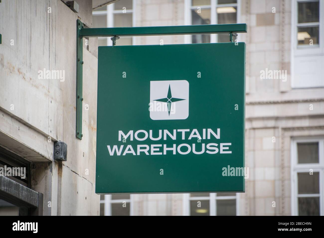 LONDON - MÄRZ 2019: Mountain Warehouse Store Exterior, eine britische Outdoor-Mode- und Ausrüstungsmarke Stockfoto